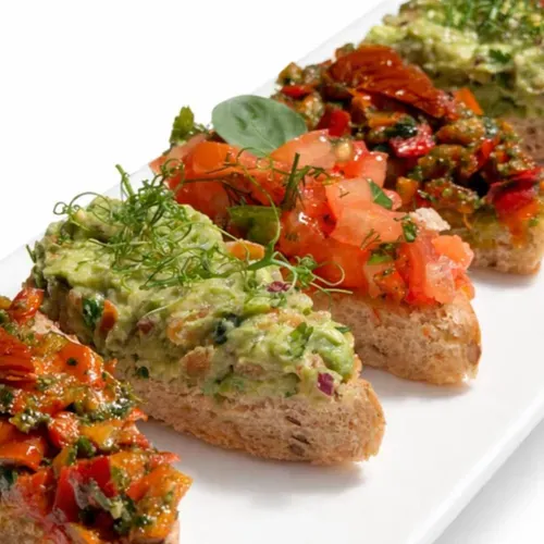 Брускеты ассорти(авокадо,помидоры,перец)